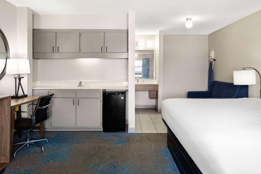 Days Inn by Wyndham Ardmore Image 21