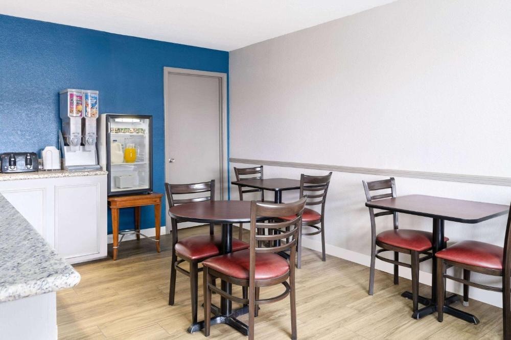 Days Inn by Wyndham Ardmore Image 30